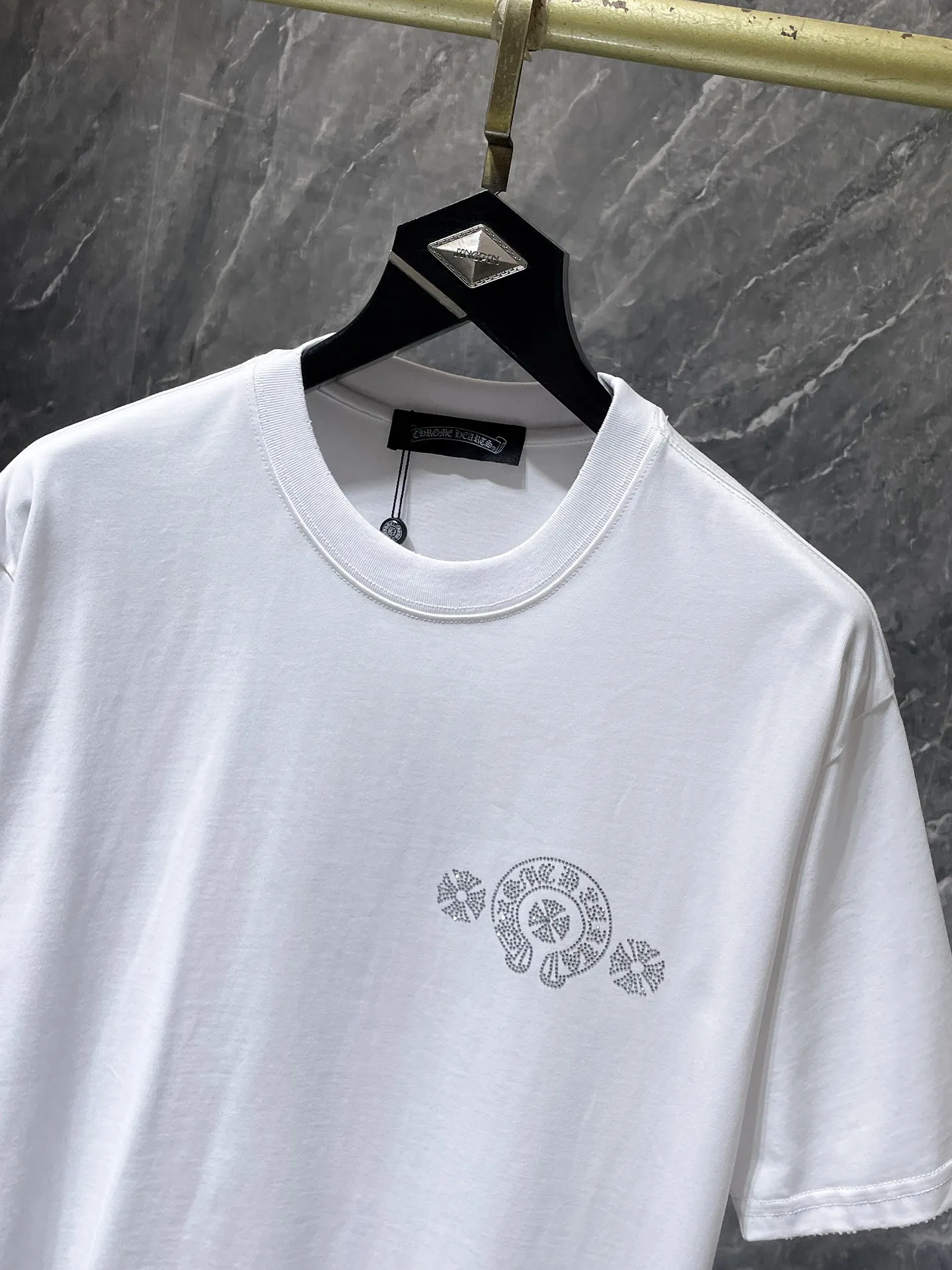 P166 New Chrome Hearts 25ss for summer. High-weight, environmentally friendly and high-quality top-grade fabric. 260g~270g. Heavy-duty hot-drilled horseshoes and Sanskrit letters cross short sleeves. Counter synchronization. 1:1 replica version. Recommended colors: black, white, gray. Size: S, M, L, XL.